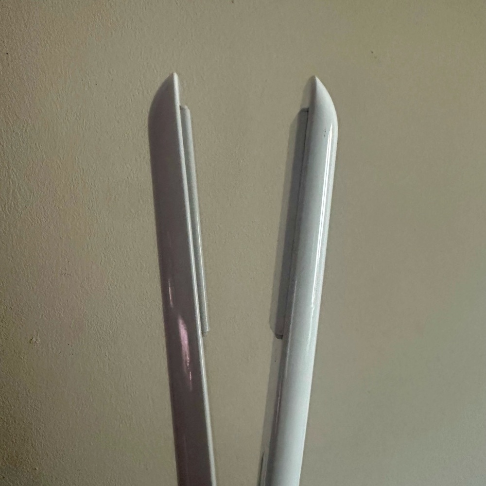 Hair Straightener - T3 SinglePass StyleMax Professional Flat Iron - Picture 2 of 3